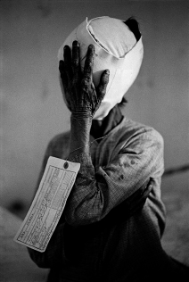 Civilian Victim, Vietnam, 1967 © Philip Jones Griffiths / Magnum Photos